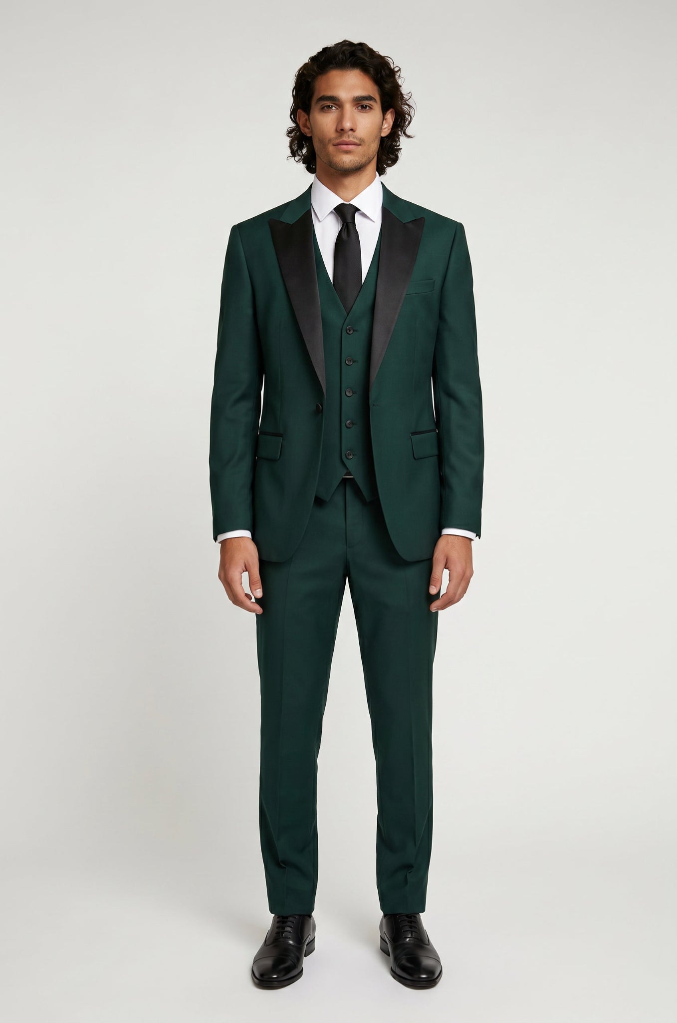 Blutailor emerald green peak lapel tuxedo in premium fabric with a custom tailored fit, featuring a sharp silhouette and refined detailing for a bold, elegant formal look.